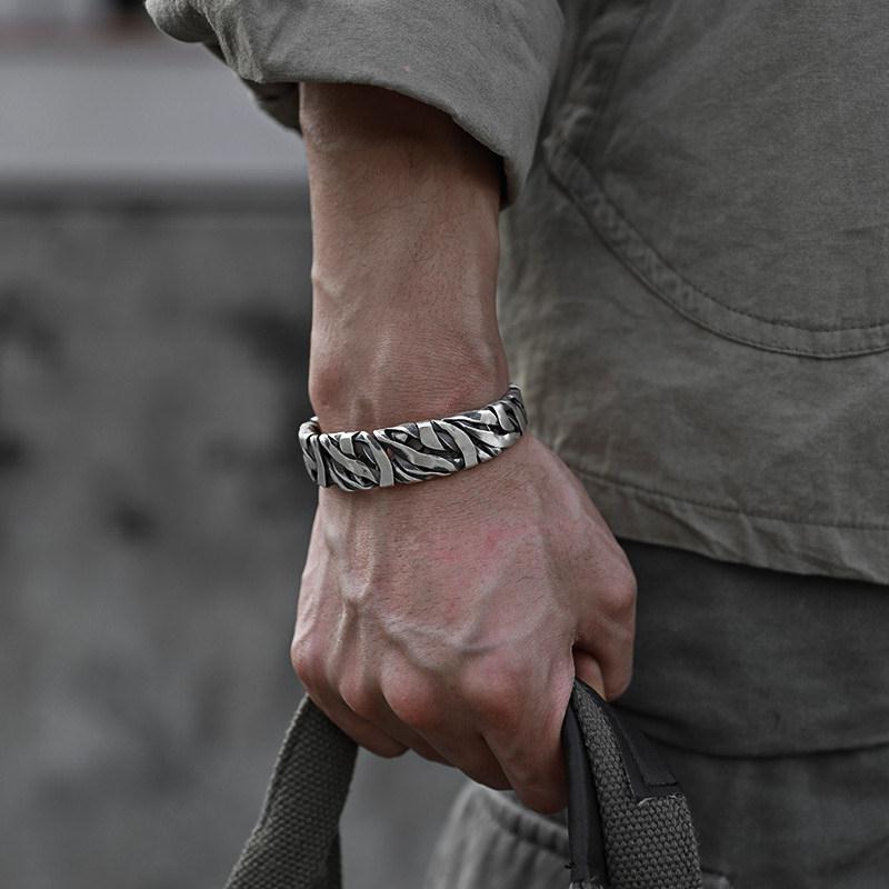 Pulsera de metal de hombres abiertos tejidos a mano al por mayor